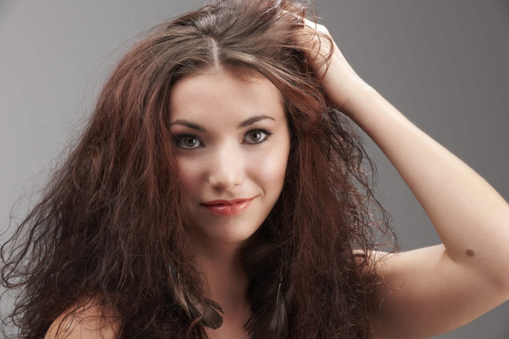 صاف کردن موهای فرفری چگونه امکان پذیر است؟